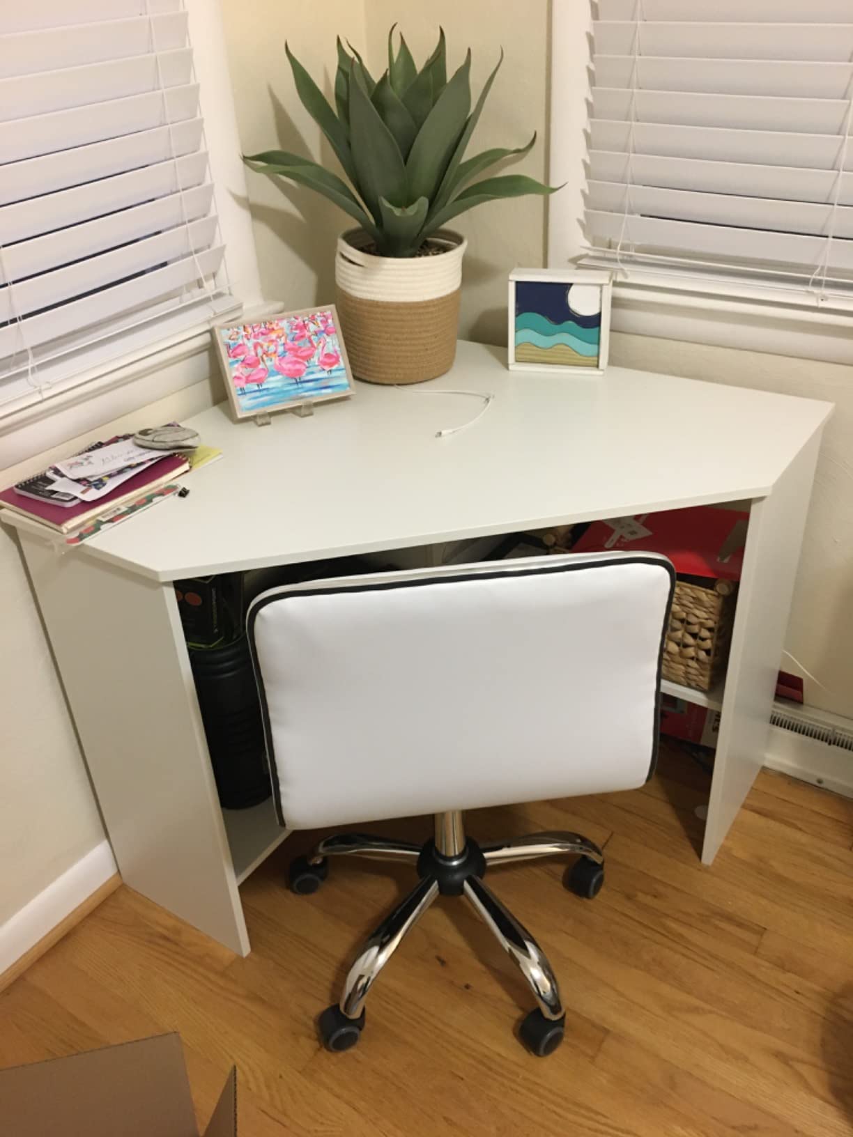 Best corner desk for a small room!