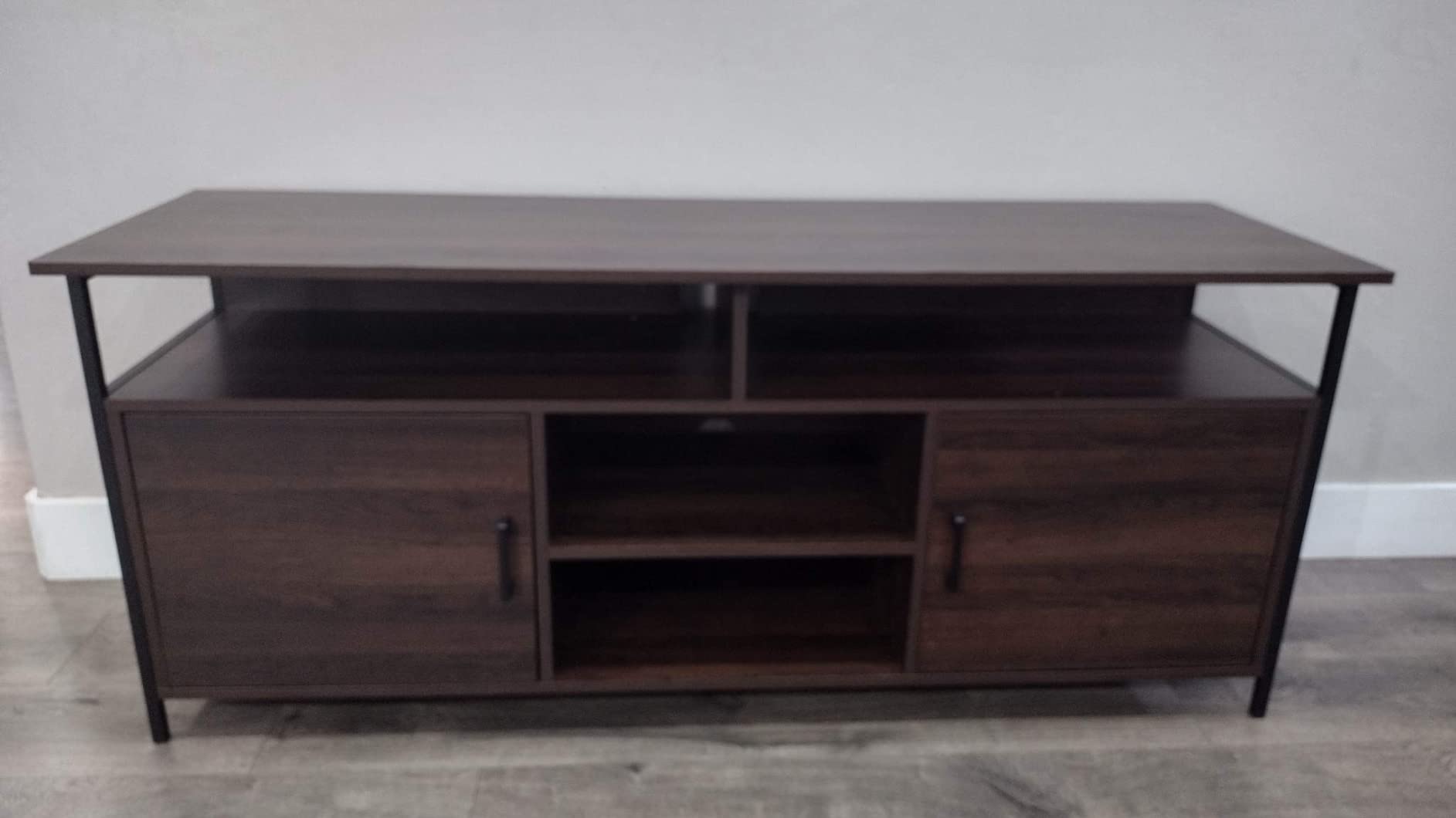 Lovely tv stand with plenty of room
